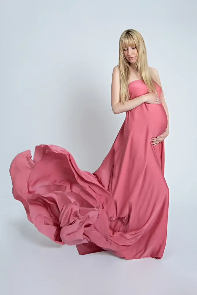 Babybauchfotos-Wolfsburg mit Kleid in Rosé