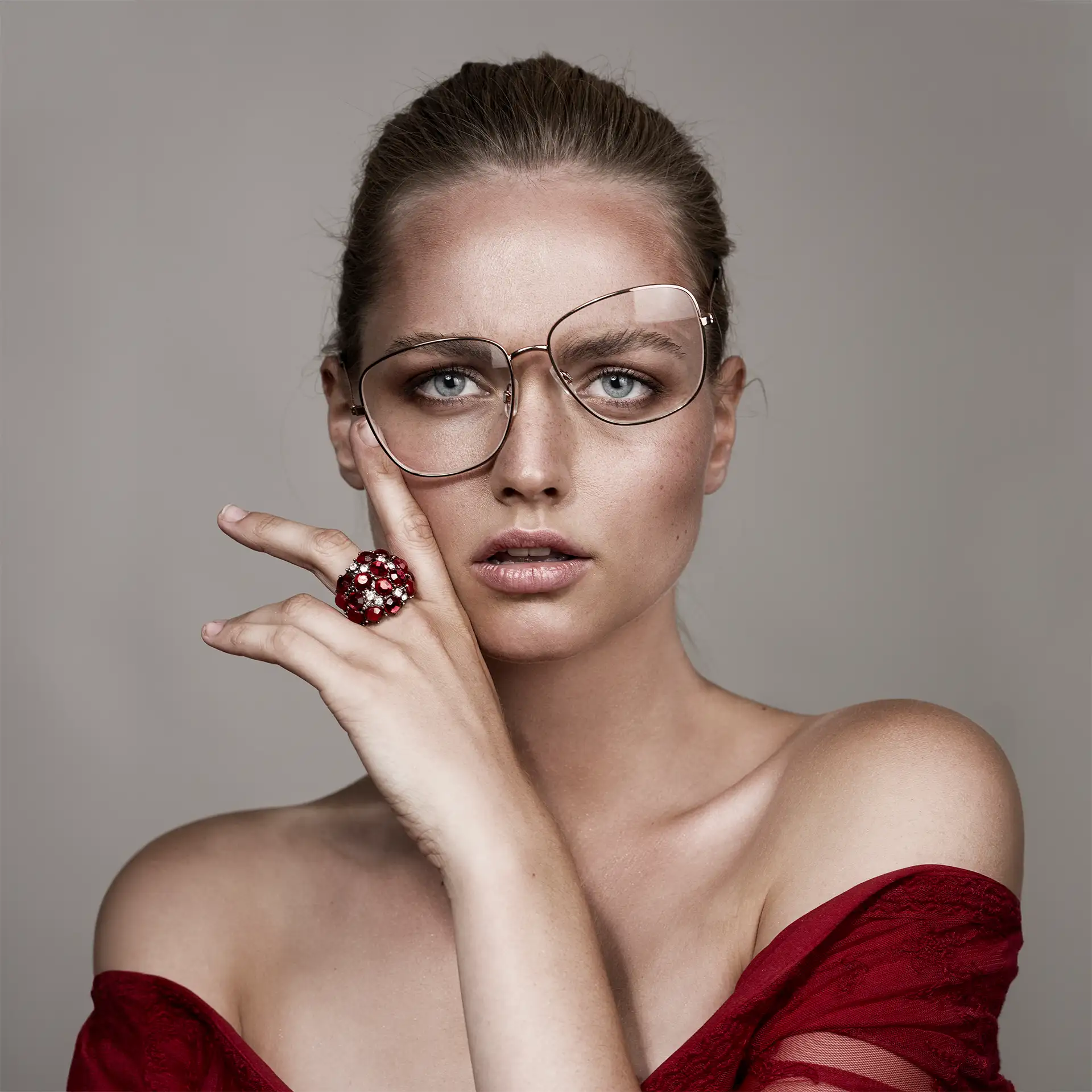 Portraitfotograf in Wolfsburg - Portrait Frau mit Brille mal anders Portraitfotograf in Wolfsburg - Portrait Frau mit Brille mal anders