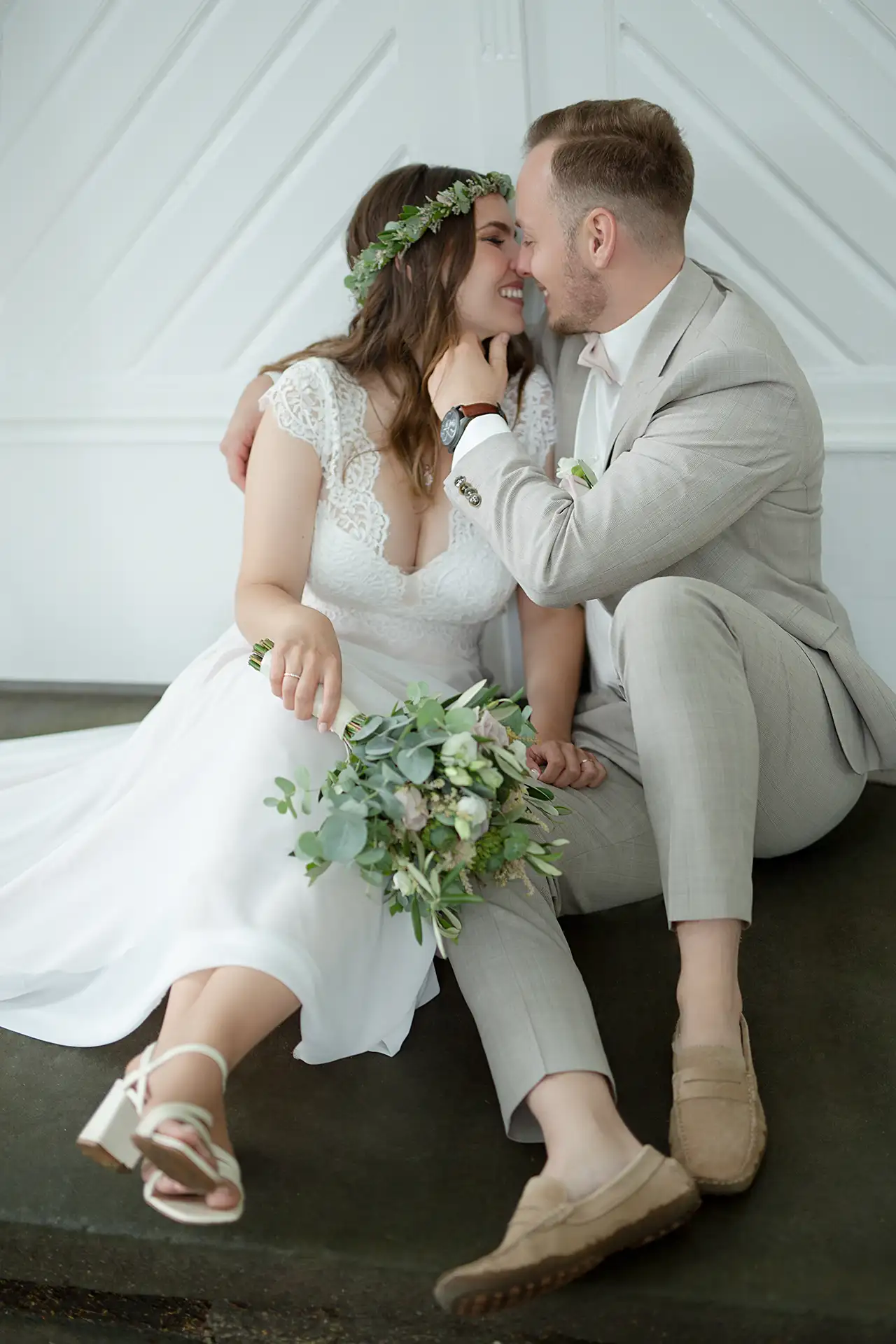 Hochzeitsfotos Wolfsburg - Ein Brautpaar sitzen auf dem Boden und küssen sich