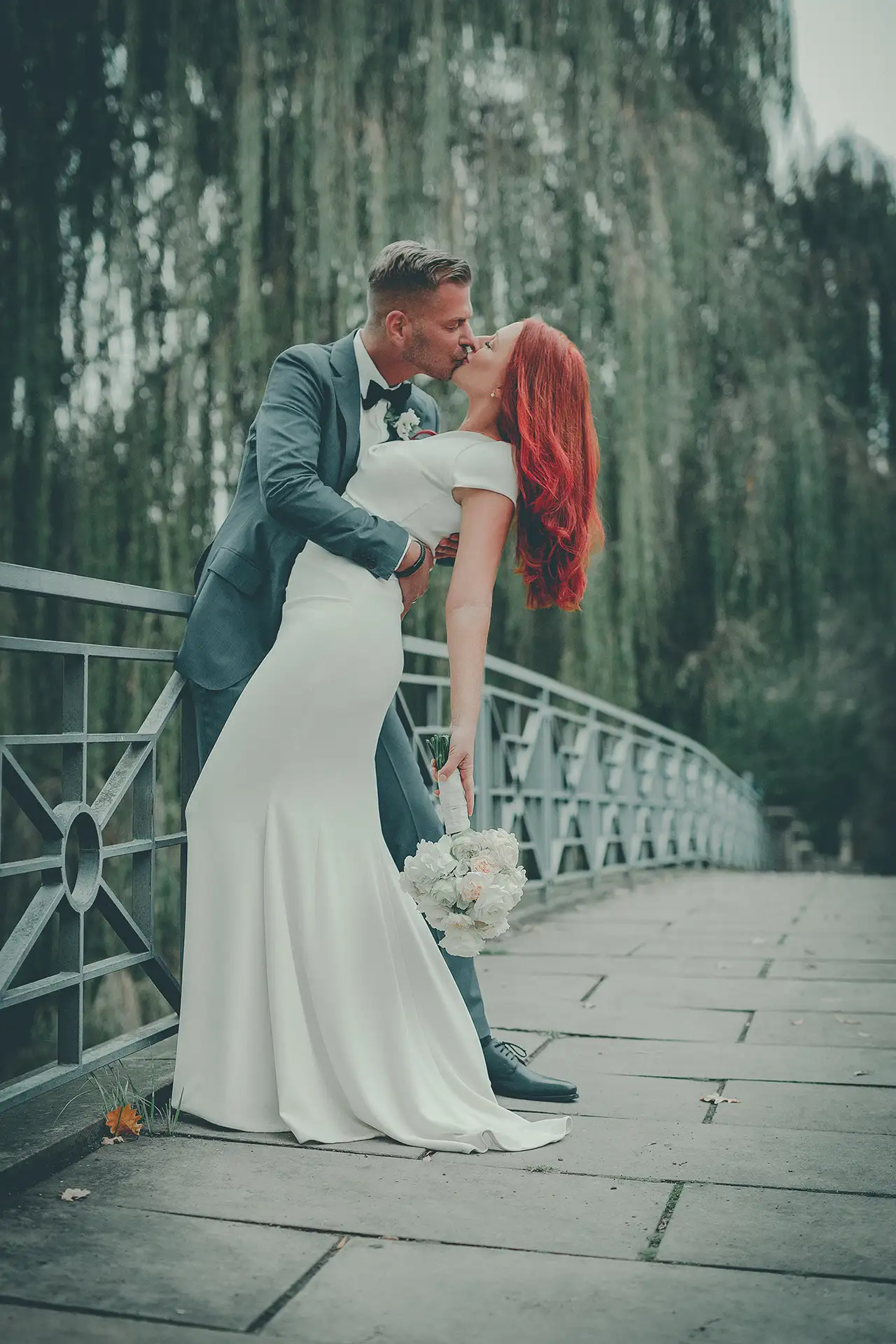 Hochzeitsfotos Wolfsburg - Ein Brautpaar küsst sich auf einer Brücke
