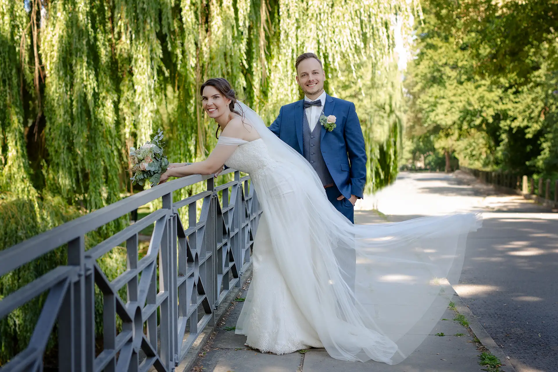 Hochzeitsfotograf Wolfsburg - Brautpaar auf einer Brücke