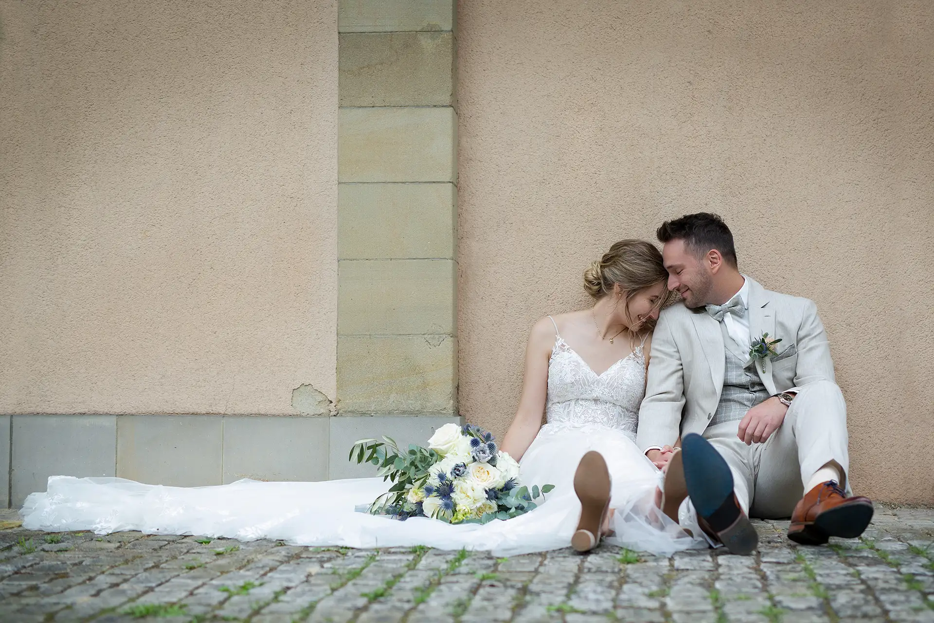 Hochzeitsfotograf Wolfsburg - Brautpaar sitzt auf dem Boden